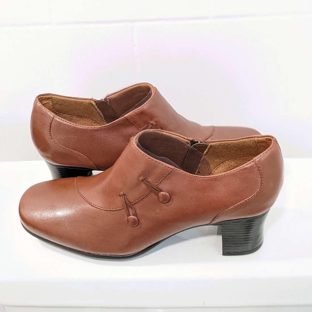 NWOT leather shoes by Clarks - Picture 1 of 16